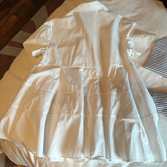 Top that is full and flowy. So can fit size 4 or 6. Cute on with leggings - Picture 4 of 4